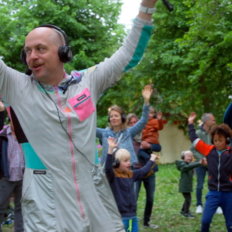 Arie Vontura met kinderen tijdens een show