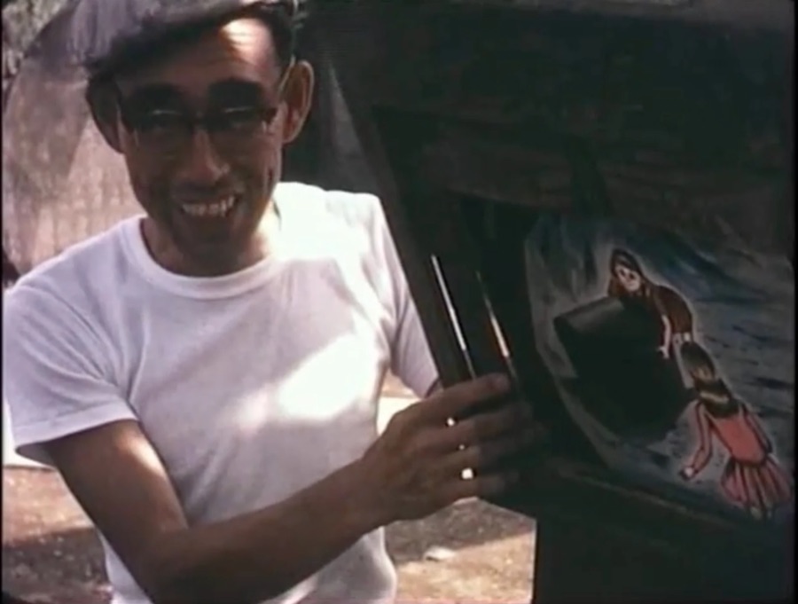 Still uit historisch filmmateriaal: kinderen bij een kamishibai-verteller in Japan, 1959