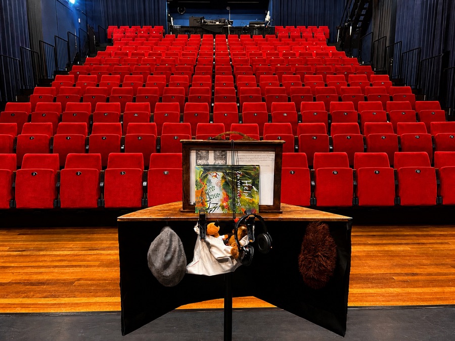 Het kamishibai-vertelkastje van A.vontura op het podium van een theaterzaal